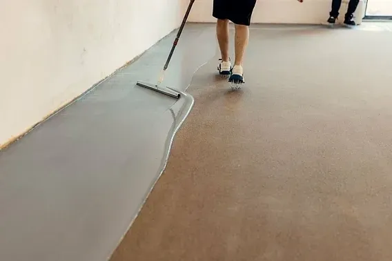 worker spreadin epoxy flooring